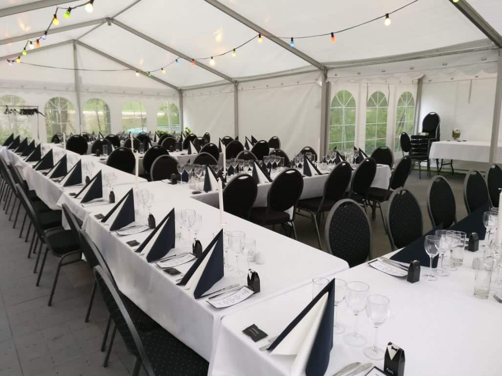Partytelt opsat med vinkel